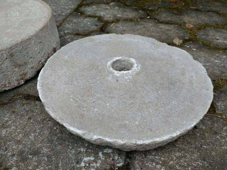 Жорна старовинні ручні жернова каменные ручные