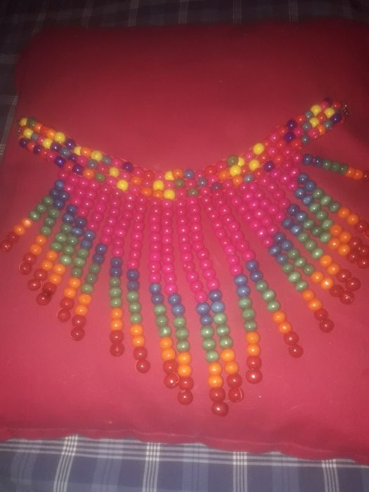 Vende se colar missangas