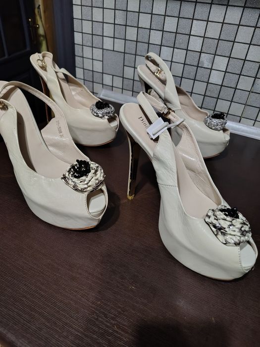 Босоніжки шкіряні