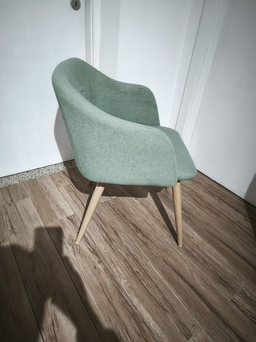 Cadeira verde e madeira