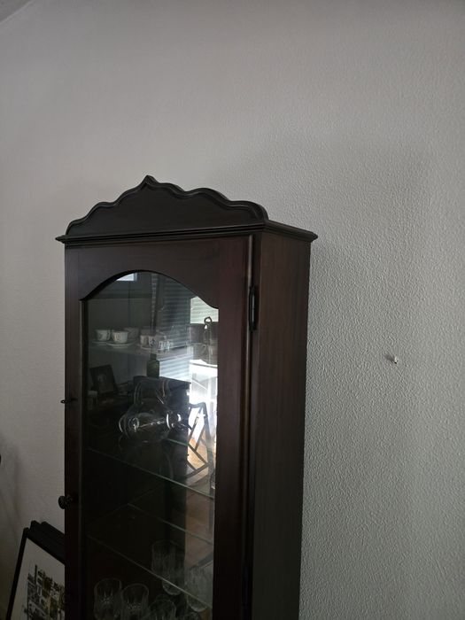 Móvel porta em vidro e gaveta