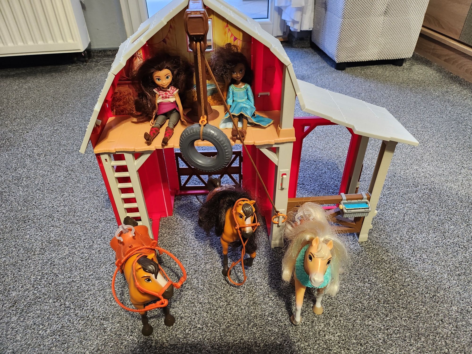 Mustang duch wolnosci - stajnia + trzy konie i dwie lalki