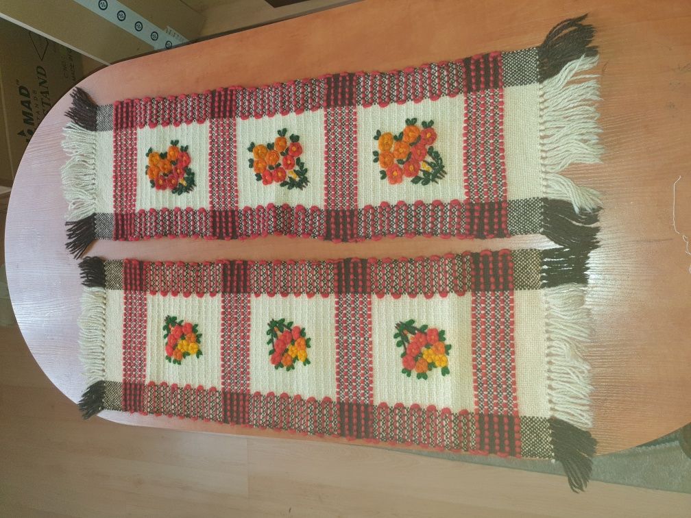 Obrus ozdobny w kwiaty z czasów PRL