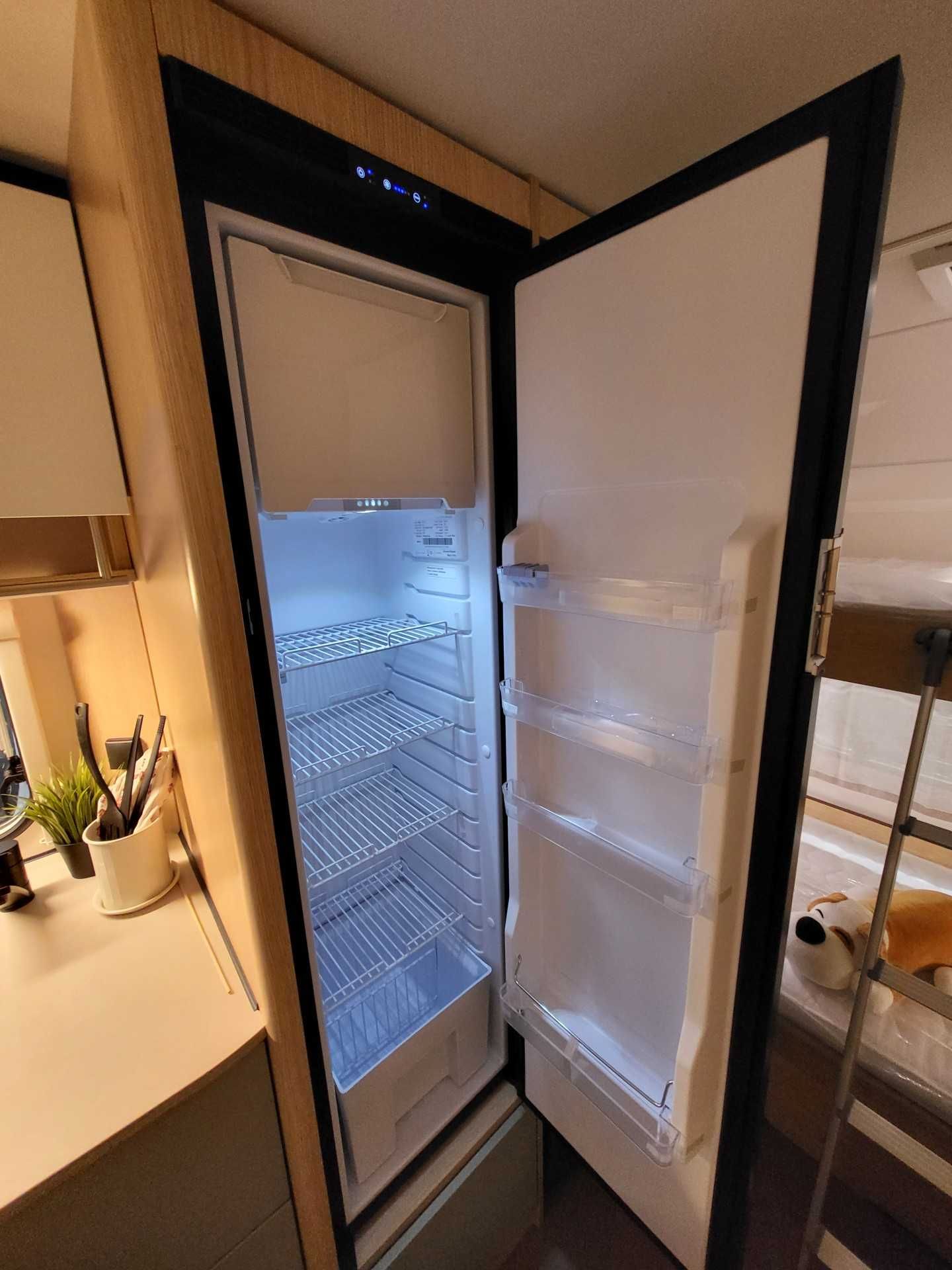 Wynajem 2025 LMC Style 490K 6os 3 piętrowe łóżka przyczepa DMC 1360 kg