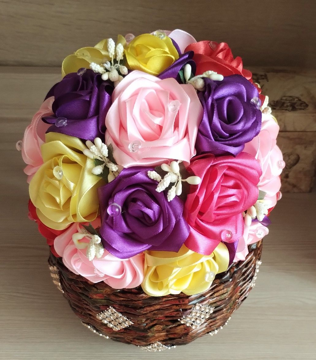 Róże na Dzień Matki w doniczce z papierowej wikliny kompozycja - handm