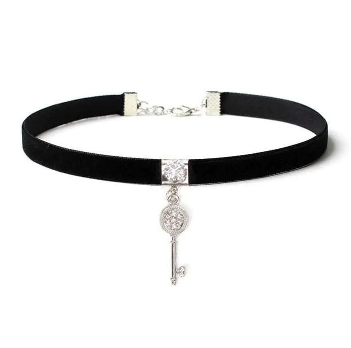 Жіночий оксамитовий чокер з блискучим каменем