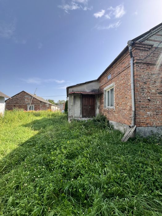 Продаж будинку біля Львова