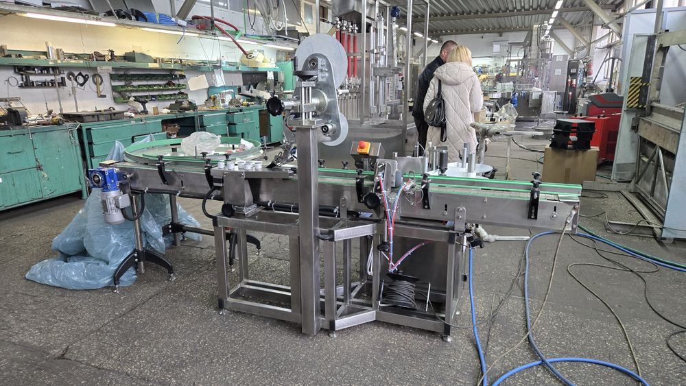 Автоматична лінія для обклейки етикетками круглої тари