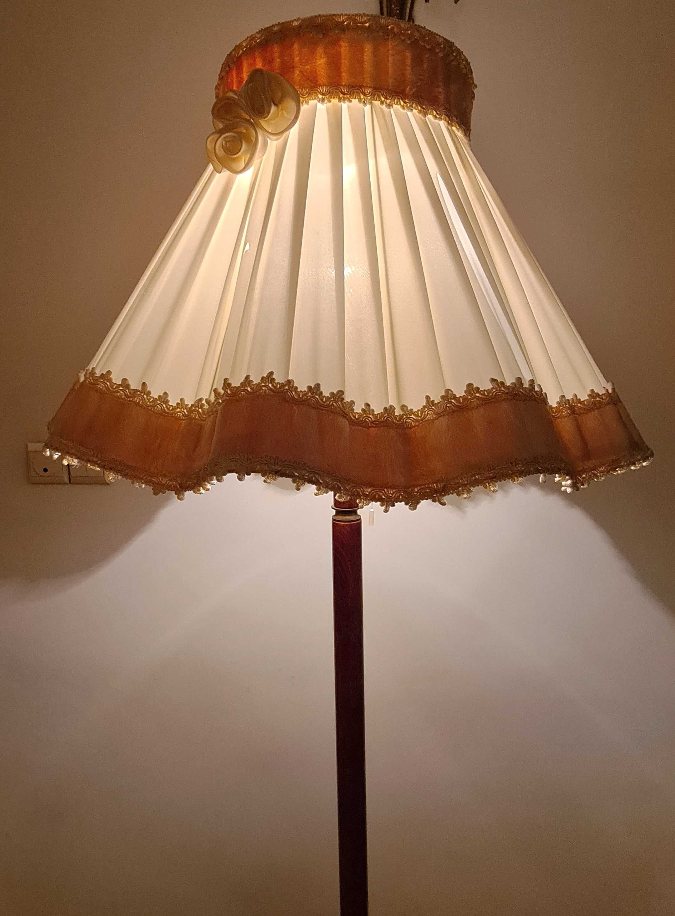 Lampa podłogowa klasyczna