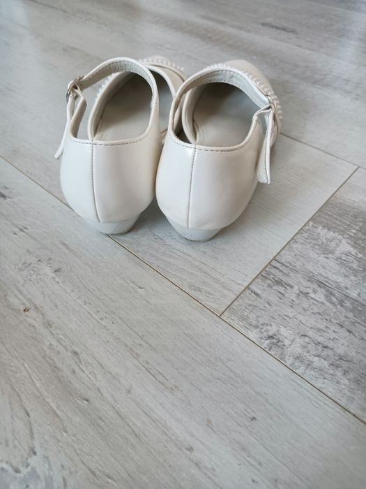 Buty pantofle białe
