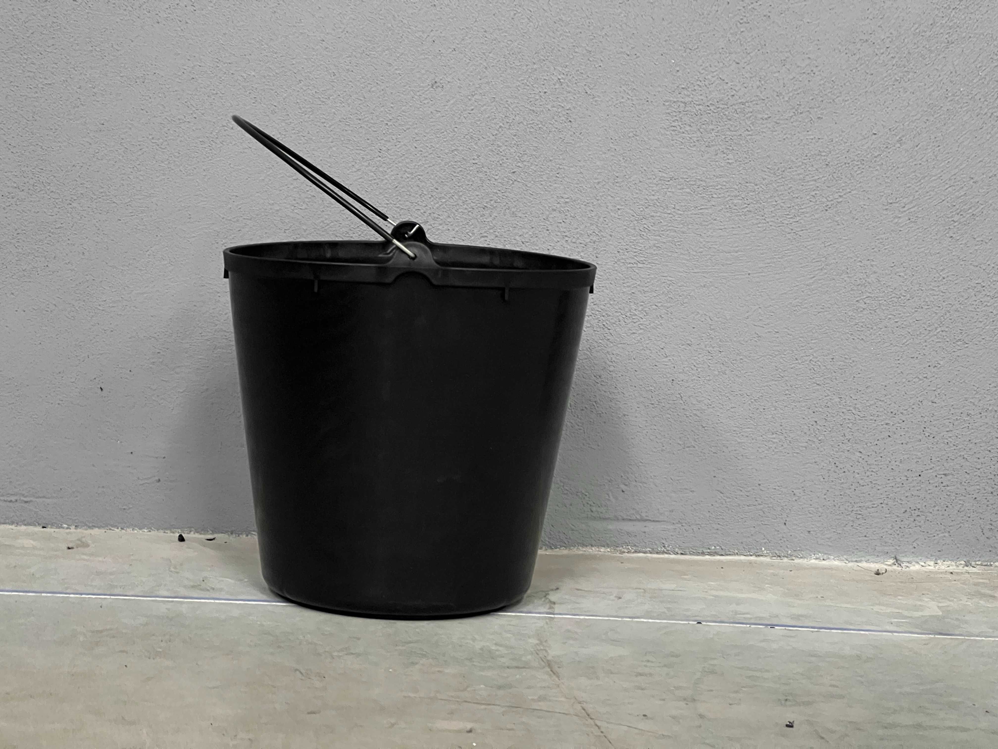 Balde Plastico 10L com asa metalica revestida a plastico