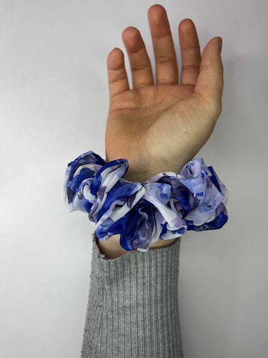 Mała gumka scrunchie – niebiesko-biała, ręcznie szyta, nowa