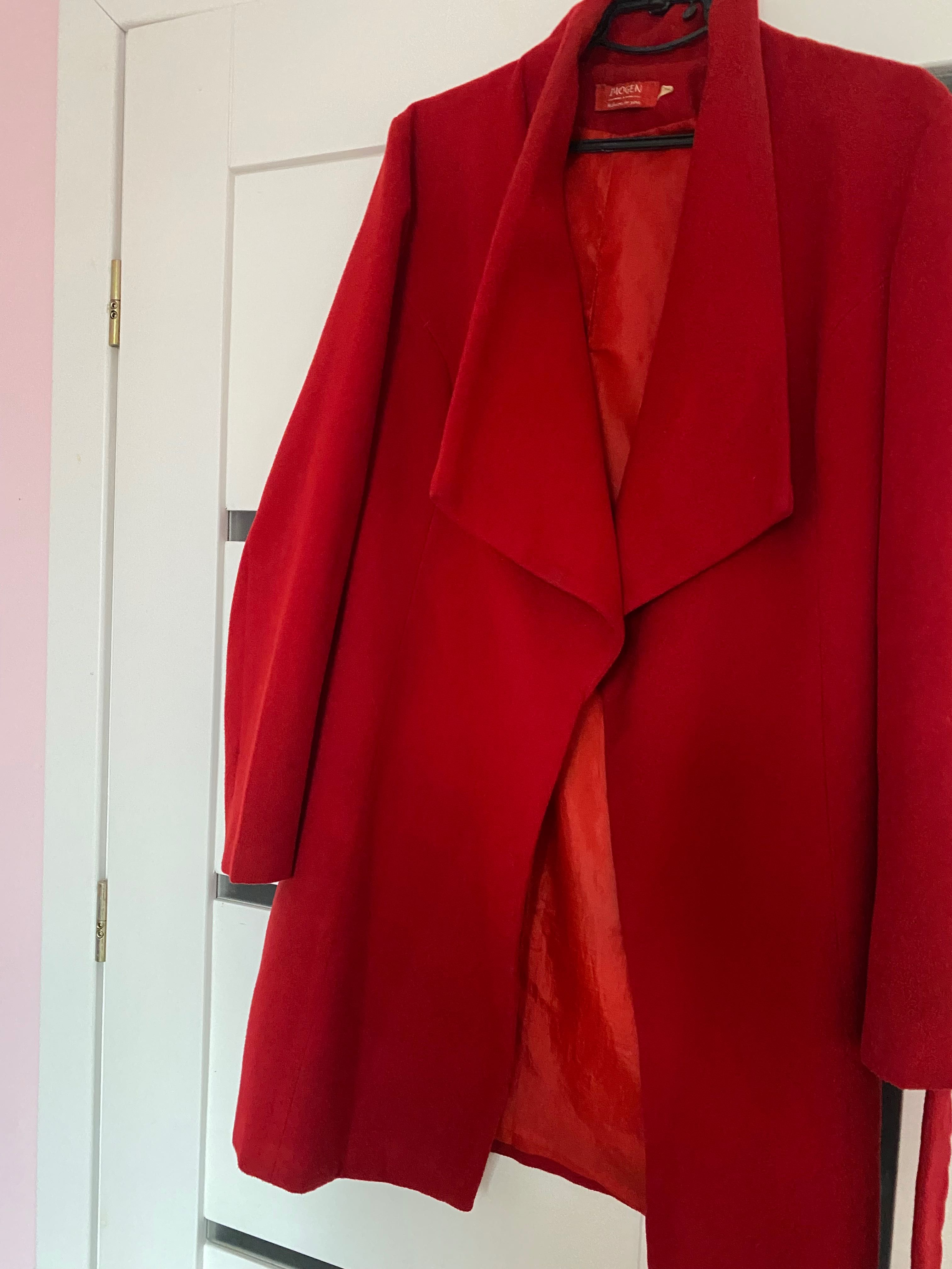 Пальто червоного кольору в ідеальному стані