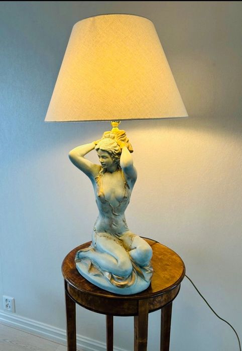 Настольная лампа