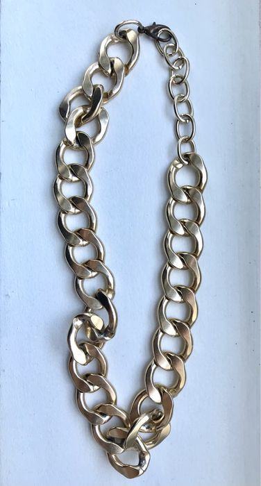 Colar dourado tipo corrente