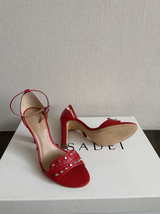 Стильні червоні босоніжки з металевими заклепками