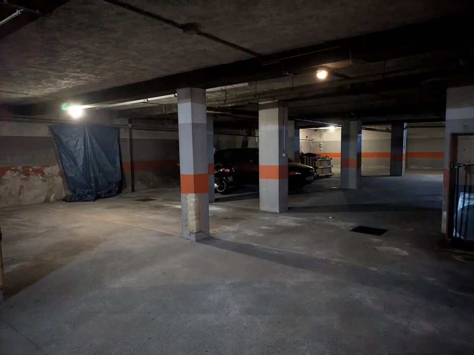 Arrendamento de garagem na Rua do Monte dos Burgos