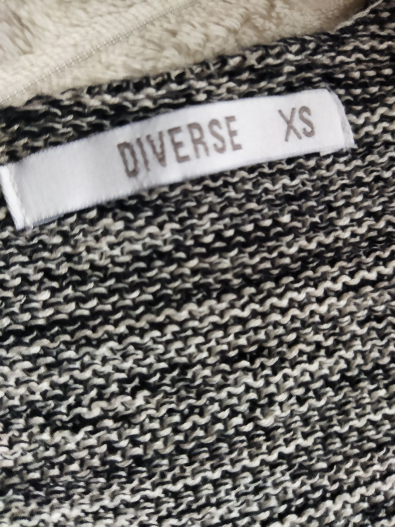 Sweterek szary Diverse xs,s nowy