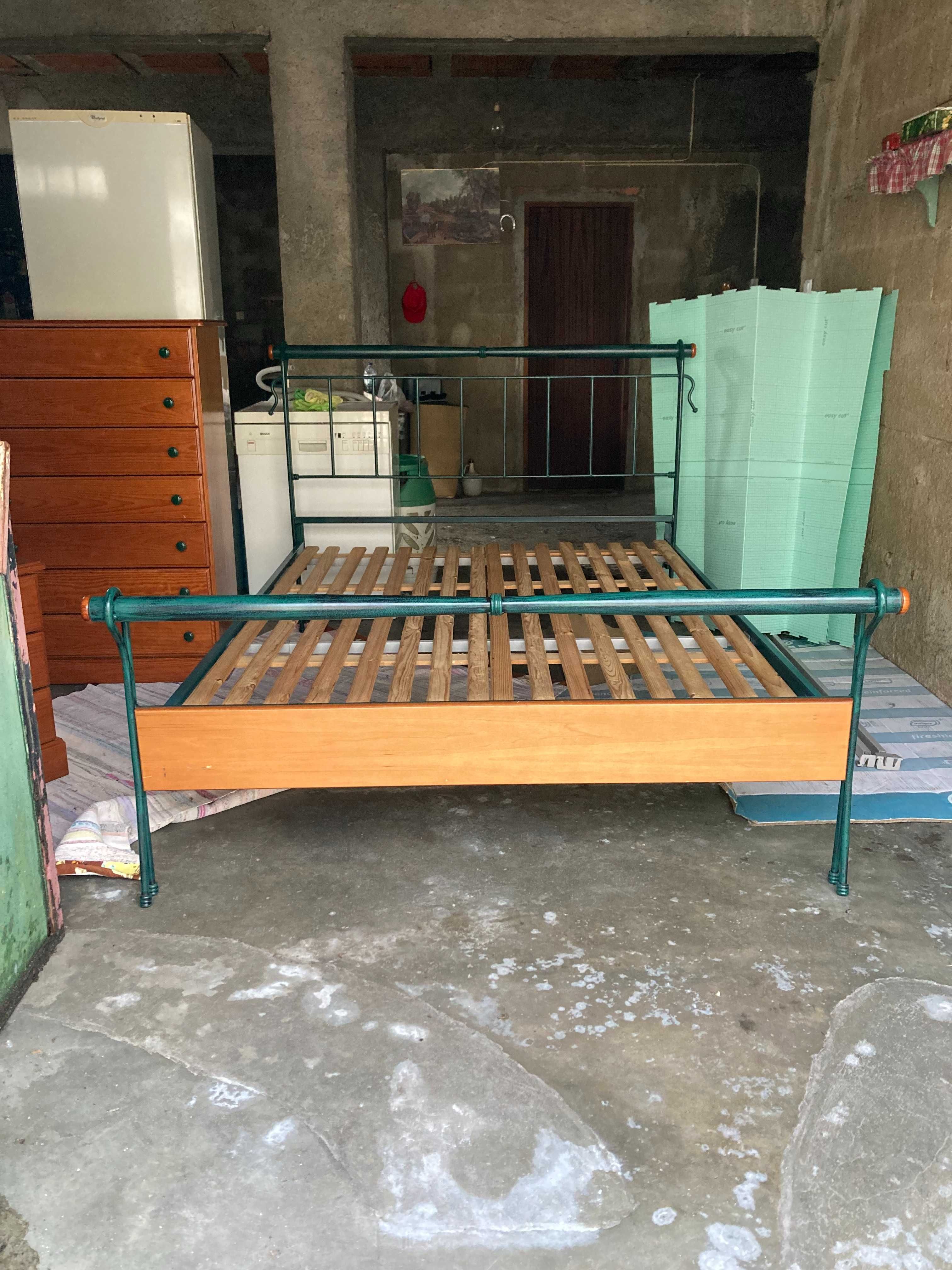 Quarto casal + mesa cabeceira + camiseiro e roupeiro