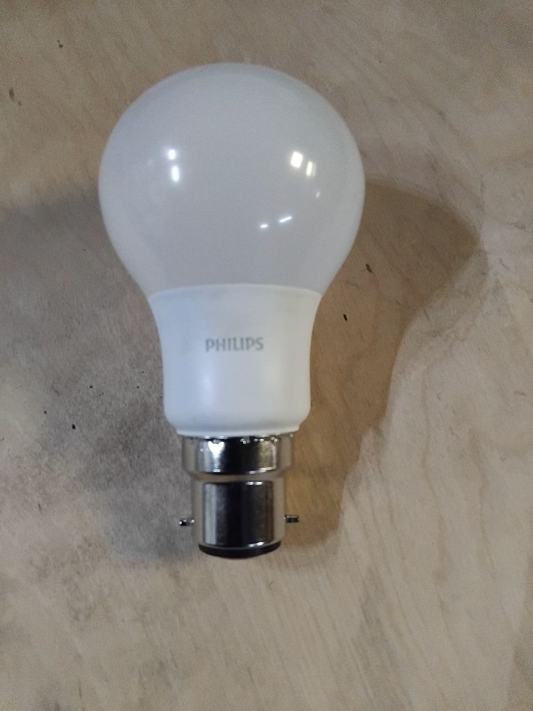 10x żarówka B22 Philips 8W angielska