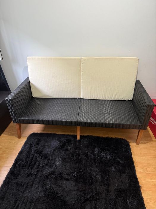 Sofa de fibra com mesa de centro