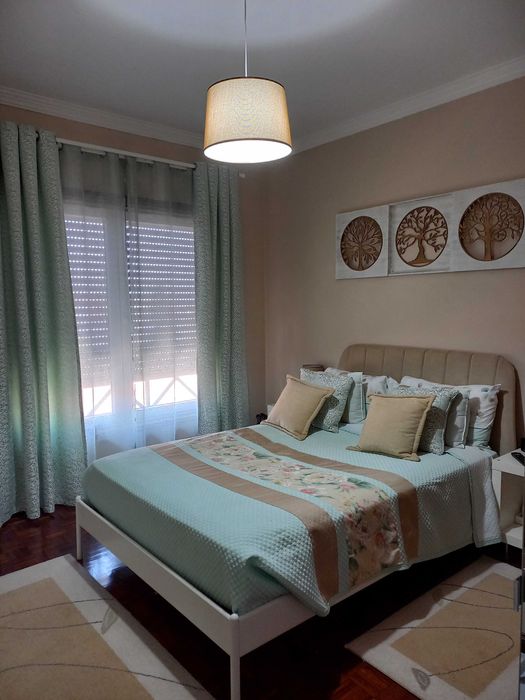 Cama, mesas cabeceira e cómoda