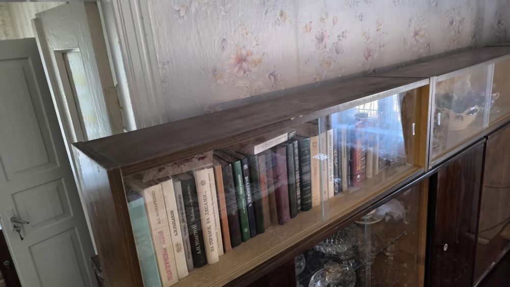 Книжные полки 3 шт со стеклом +2 шт без