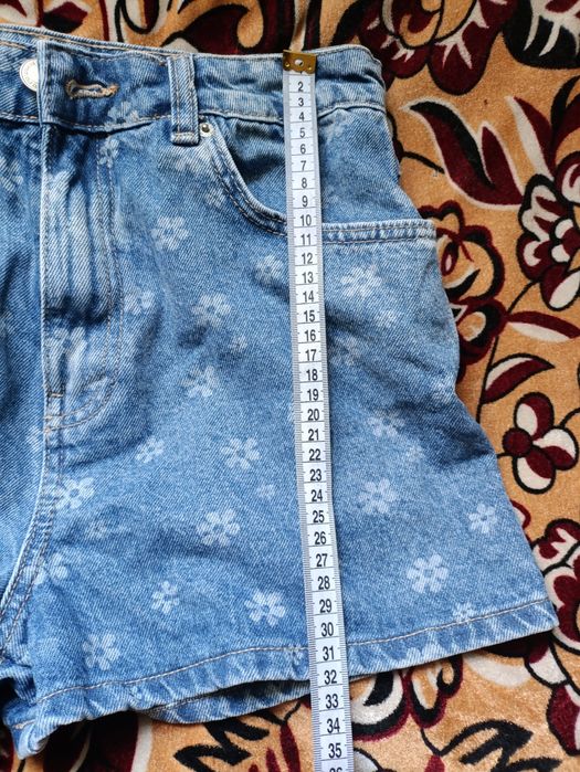 Шорти на літо з квітковим принтом.