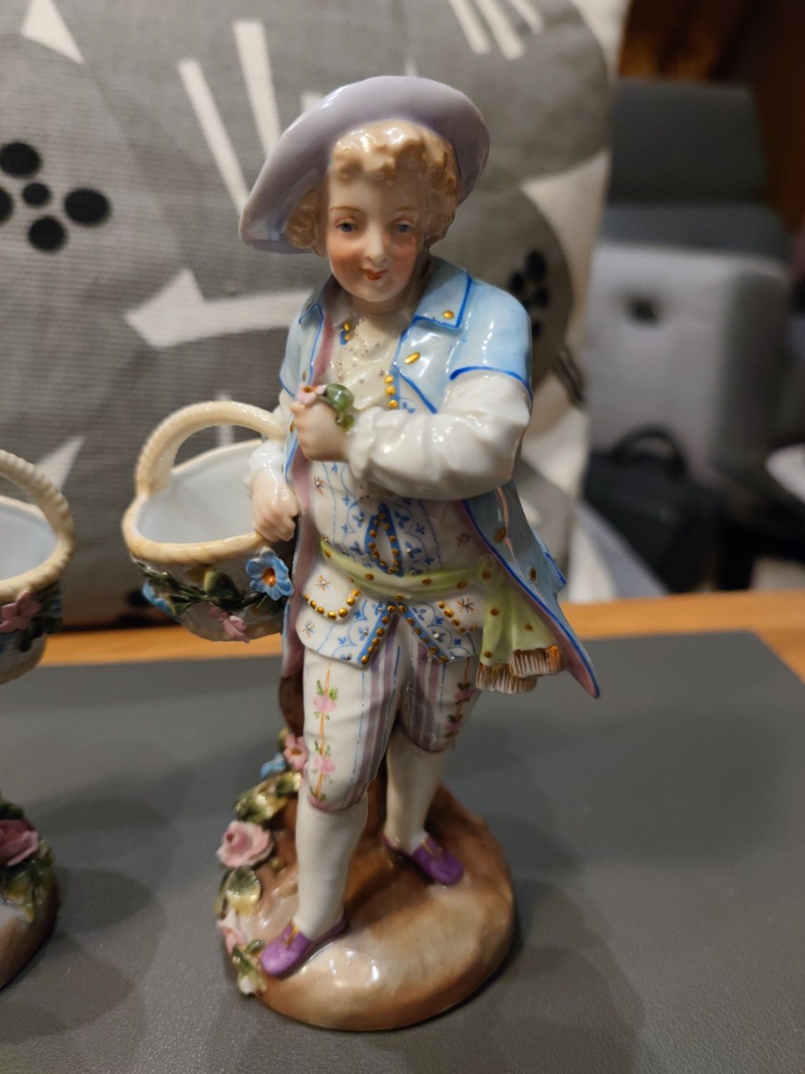 Para starych figurek porcelanowych