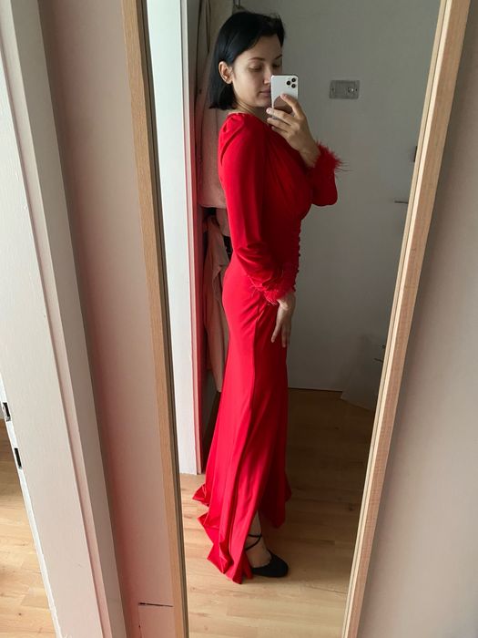 Червона сукня випускна вживанна сидить добре