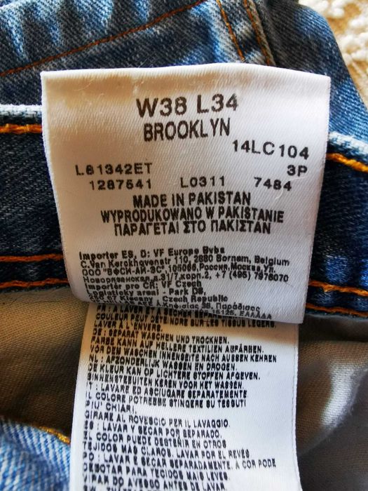 Calças de ganga e blusas Zara, Timberland e outras roupas