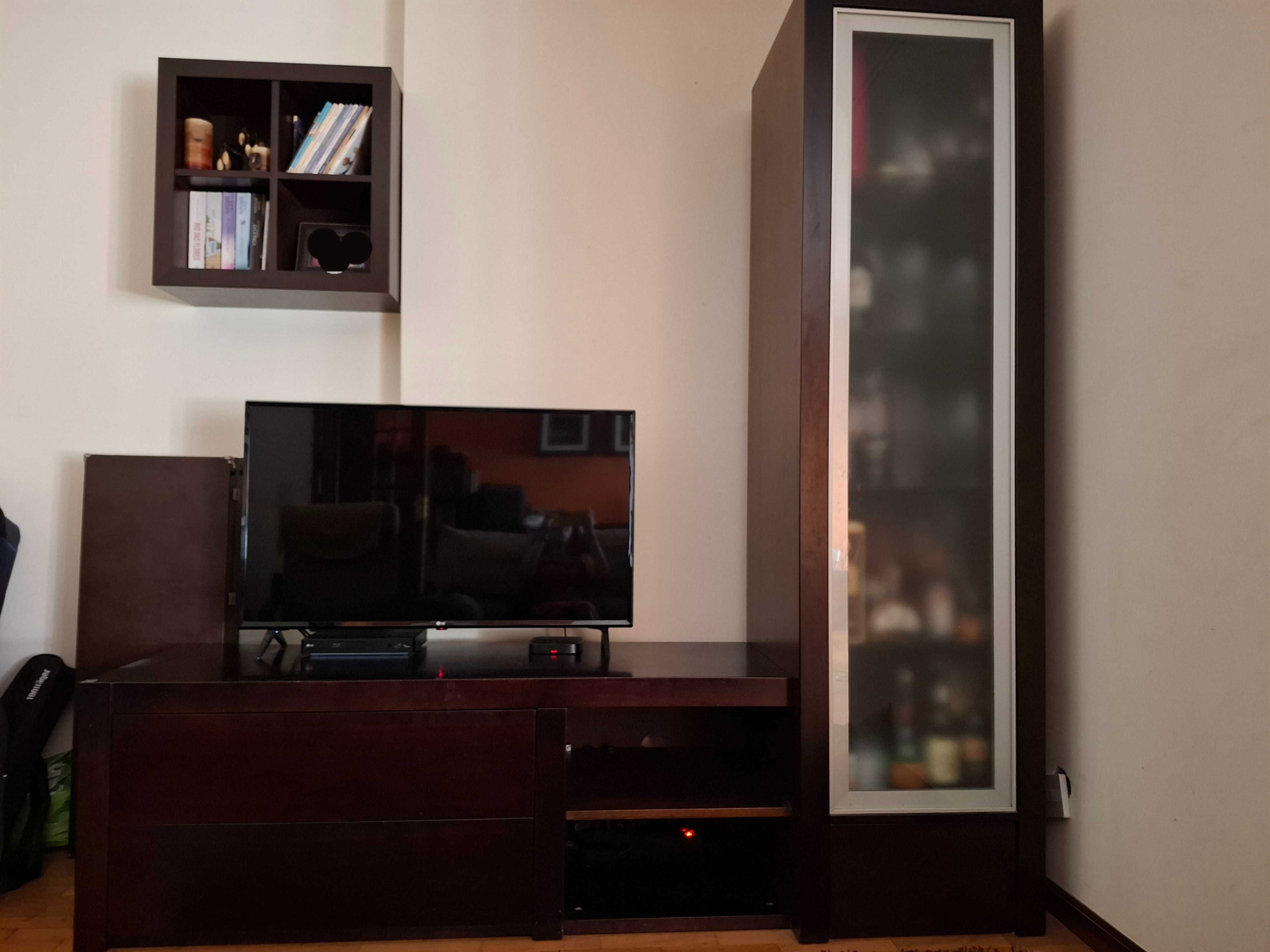 Móvel de tv com cristaleira
