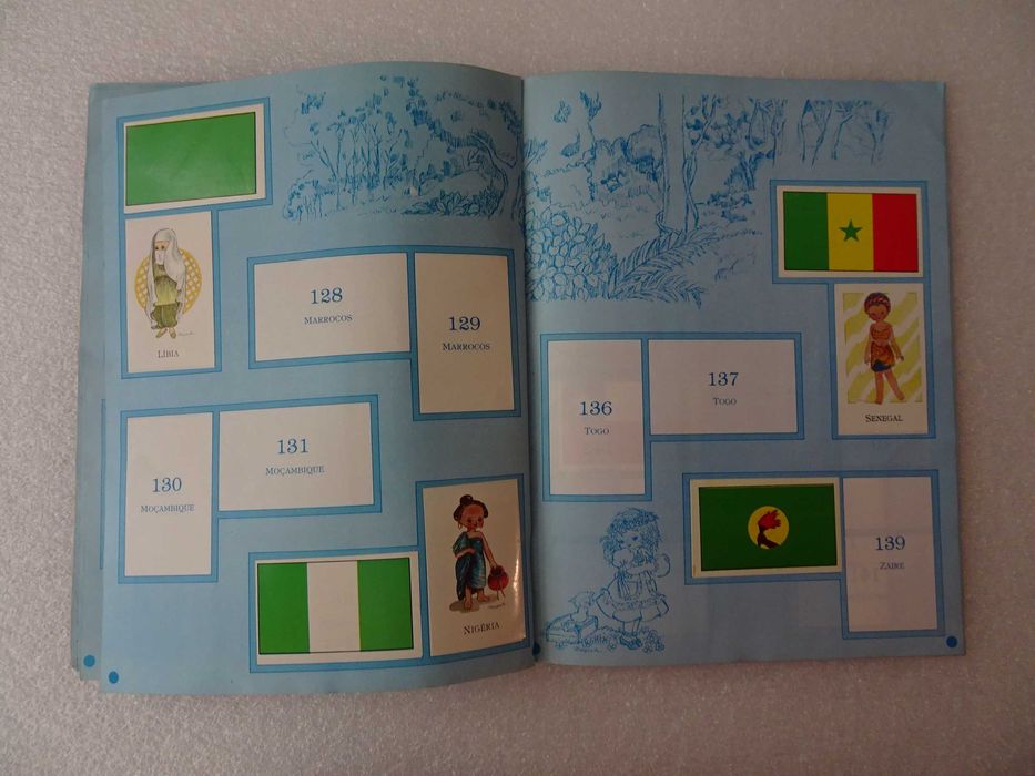 Caderneta de cromos Volta ao Mundo - Distri Editora - Tem 86 cromos