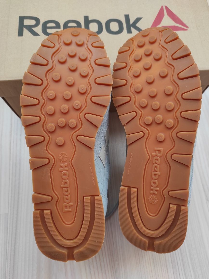 Оригинальні жіночі замшеві кросовки Reebok р.38 (устілка 24,5см.)