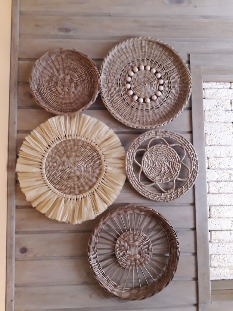 Плетеный набор из 5- ти тарелок, на стену.