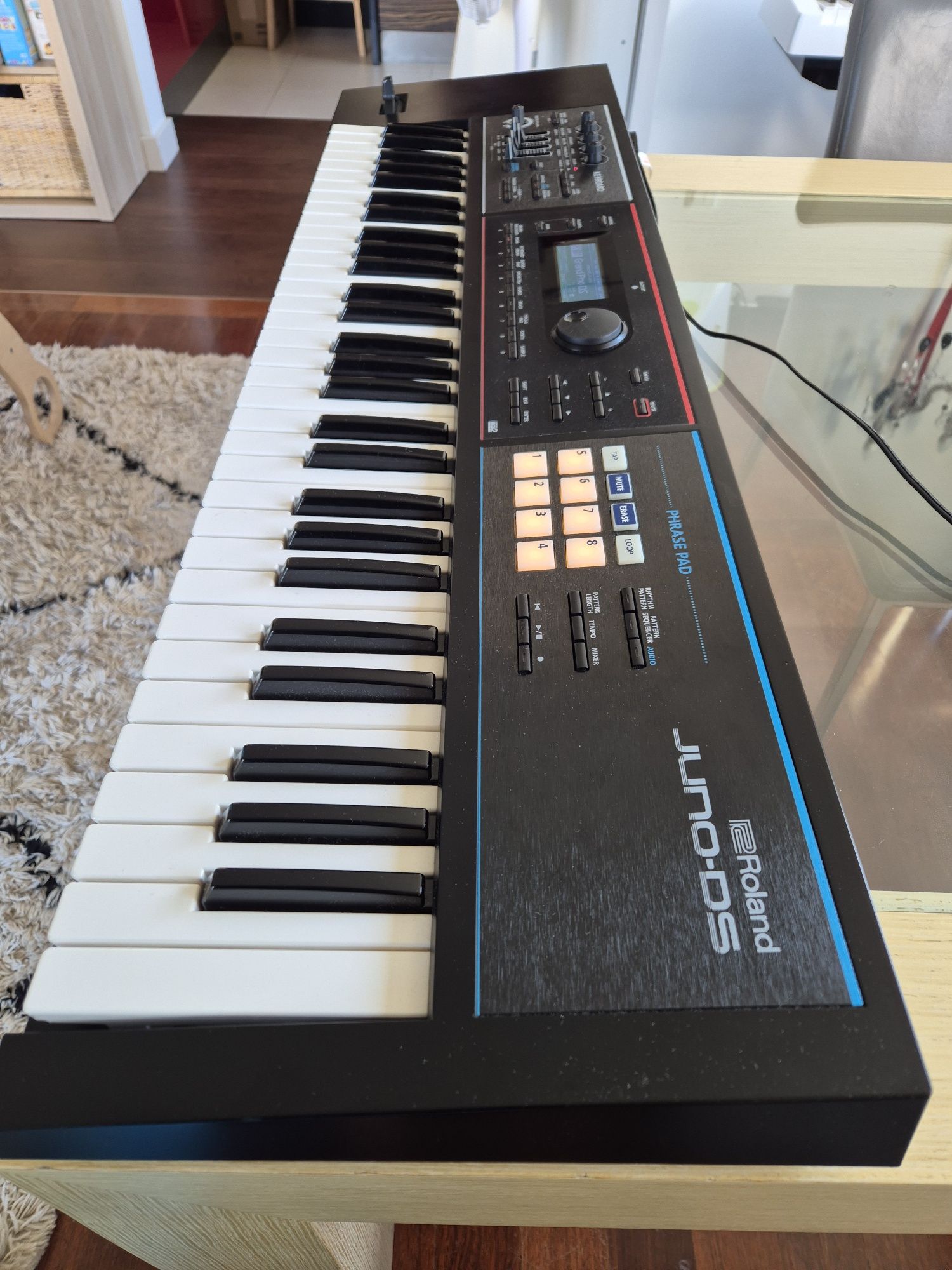 Roland Juno DS 61 + wraz z pedałem DP 10