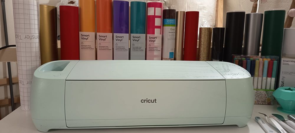 Cricut Explore 3 com diversos acessórios