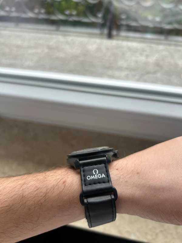 Omega x Swatch SO33B700 Snoopy – Limitowana Edycja Nocnego Blasku