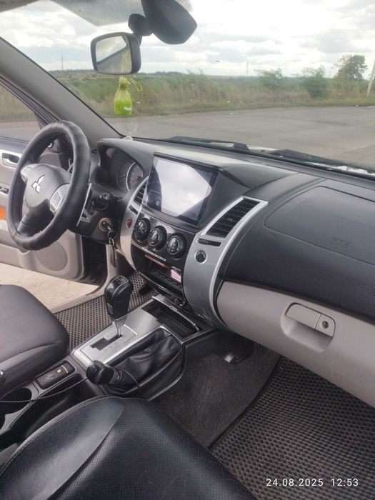 Mitsubishi pagero sport 2011