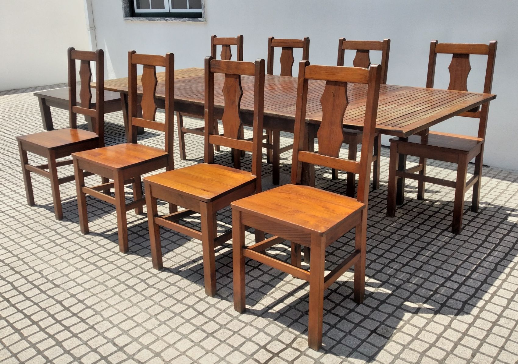 Mesa e 8 Cadeiras de Jardim em Madeira. Torres Vedras.