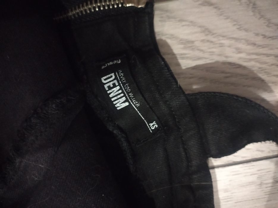 Jeansowa sukienka czarna klasyczna mini midi dopasowana na ramiączkach