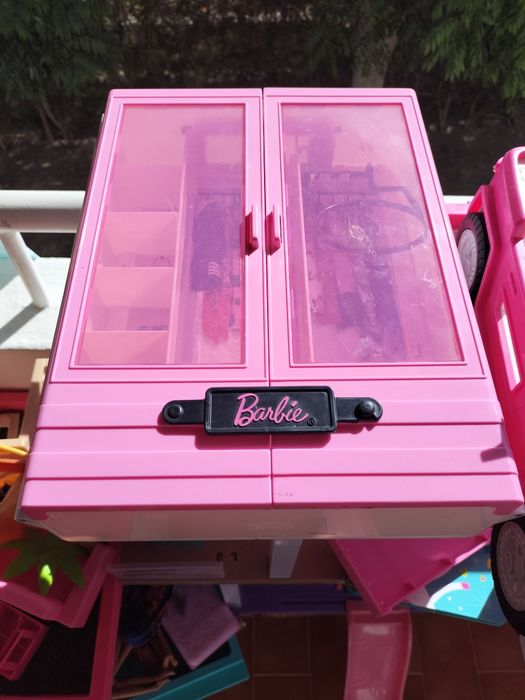Casa da Barbie com muitos acessórios – usada pouco