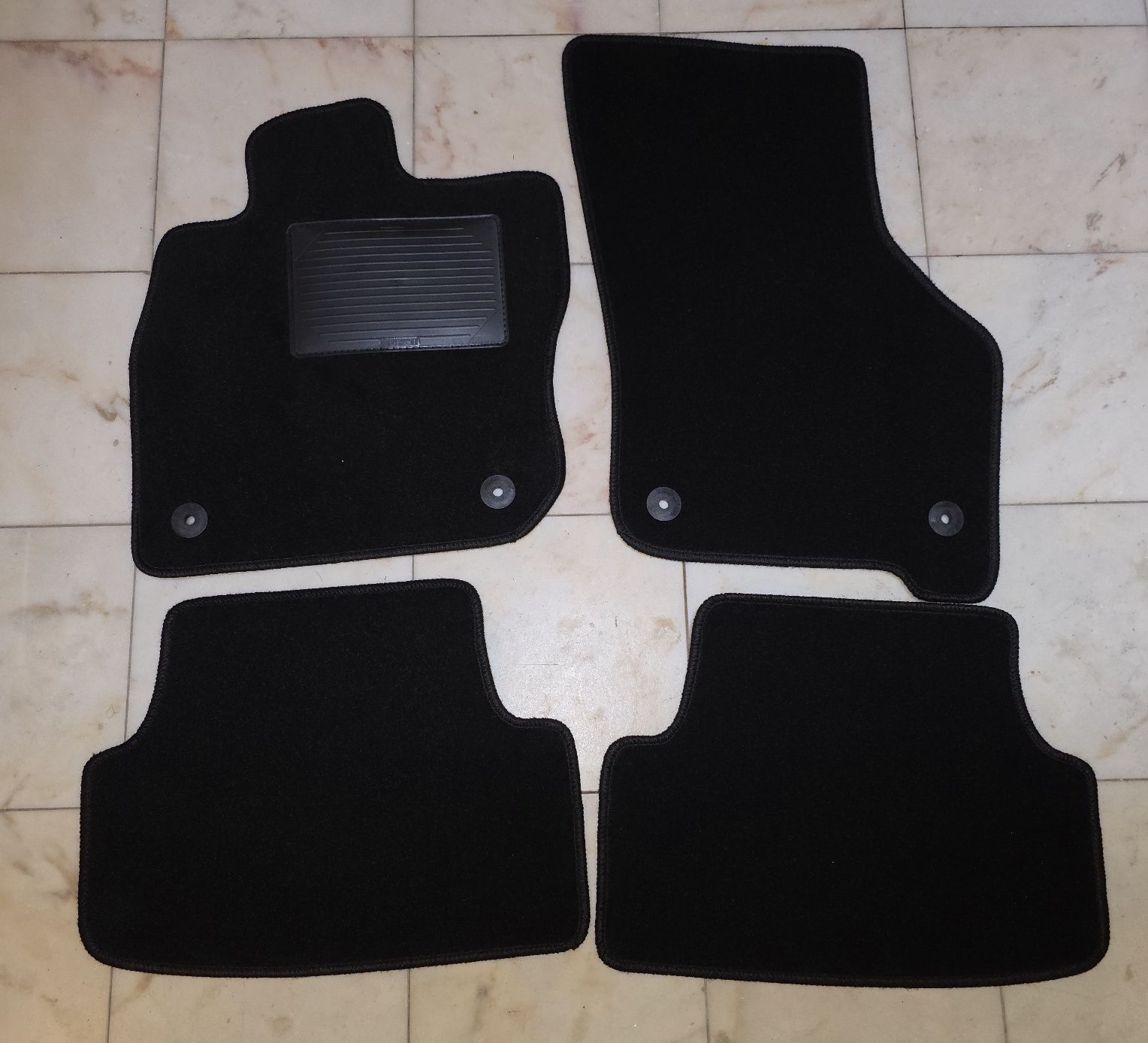 Tapetes originais para o vw golf 8