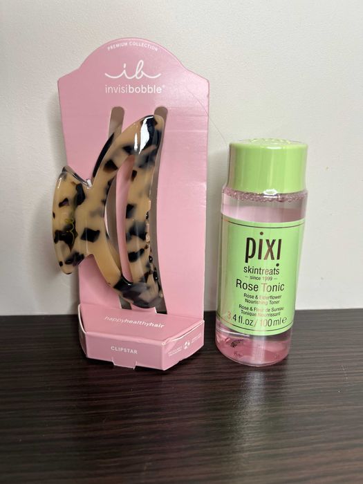 PIXI Rose Tonik nawilżający + klamra do włosów INVISIBOBBLE travel