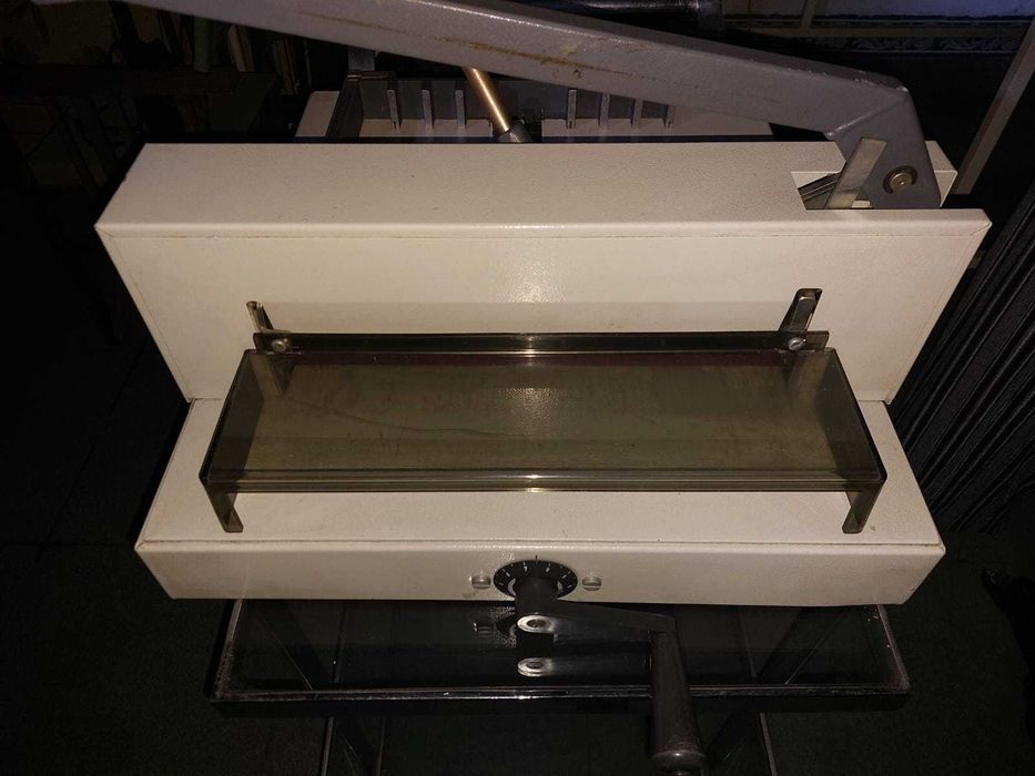 Guilhotina para espessura de resmas