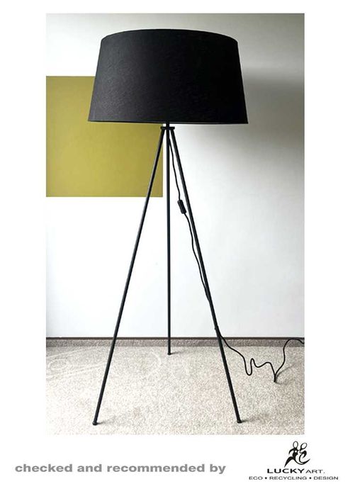Lampa stojąca z dużym czarnym abażurem na trójnogu XL