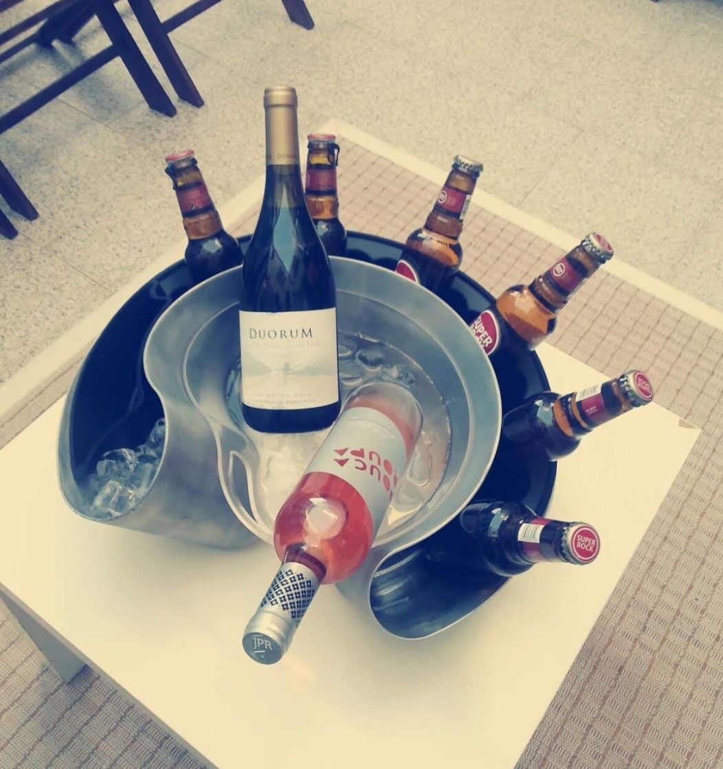 Suporte para cervejas e vinhos com depósito de gelo