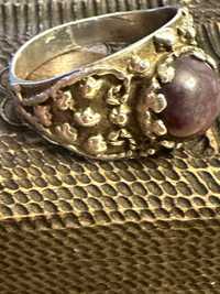 Srebrny pierścionek z fioletowym oczkiem