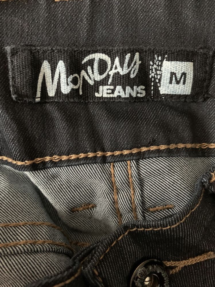 Spodnie jeansy z tylnymi ozdobnymi kieszonkami