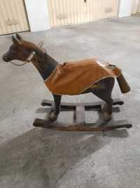 Cavalo antigo de criança restaurado